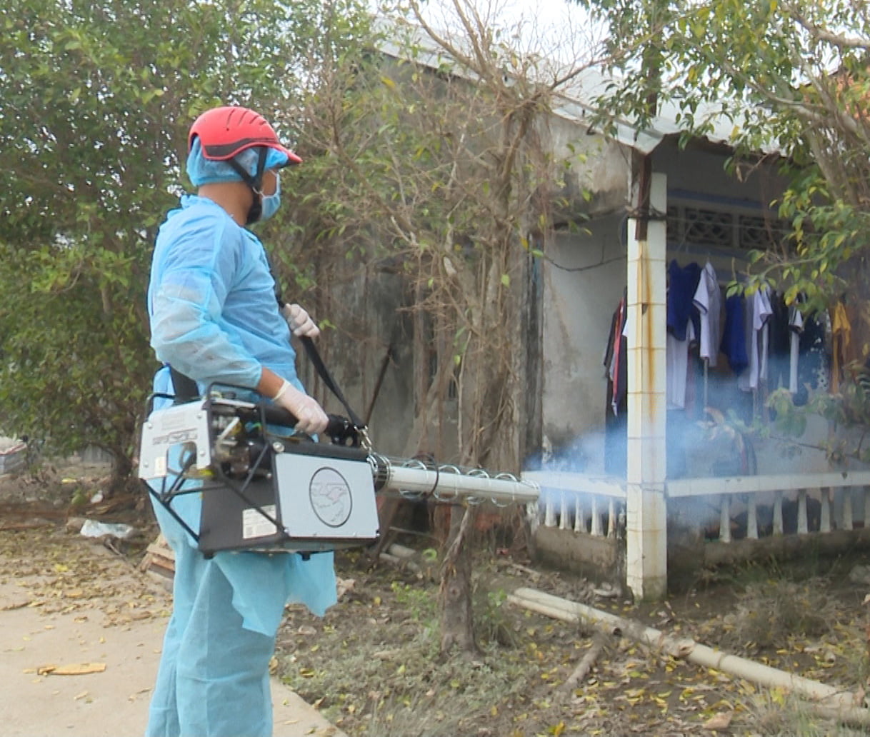 Phun thuốc diệt muỗi tại nhà ở Hòa Bình