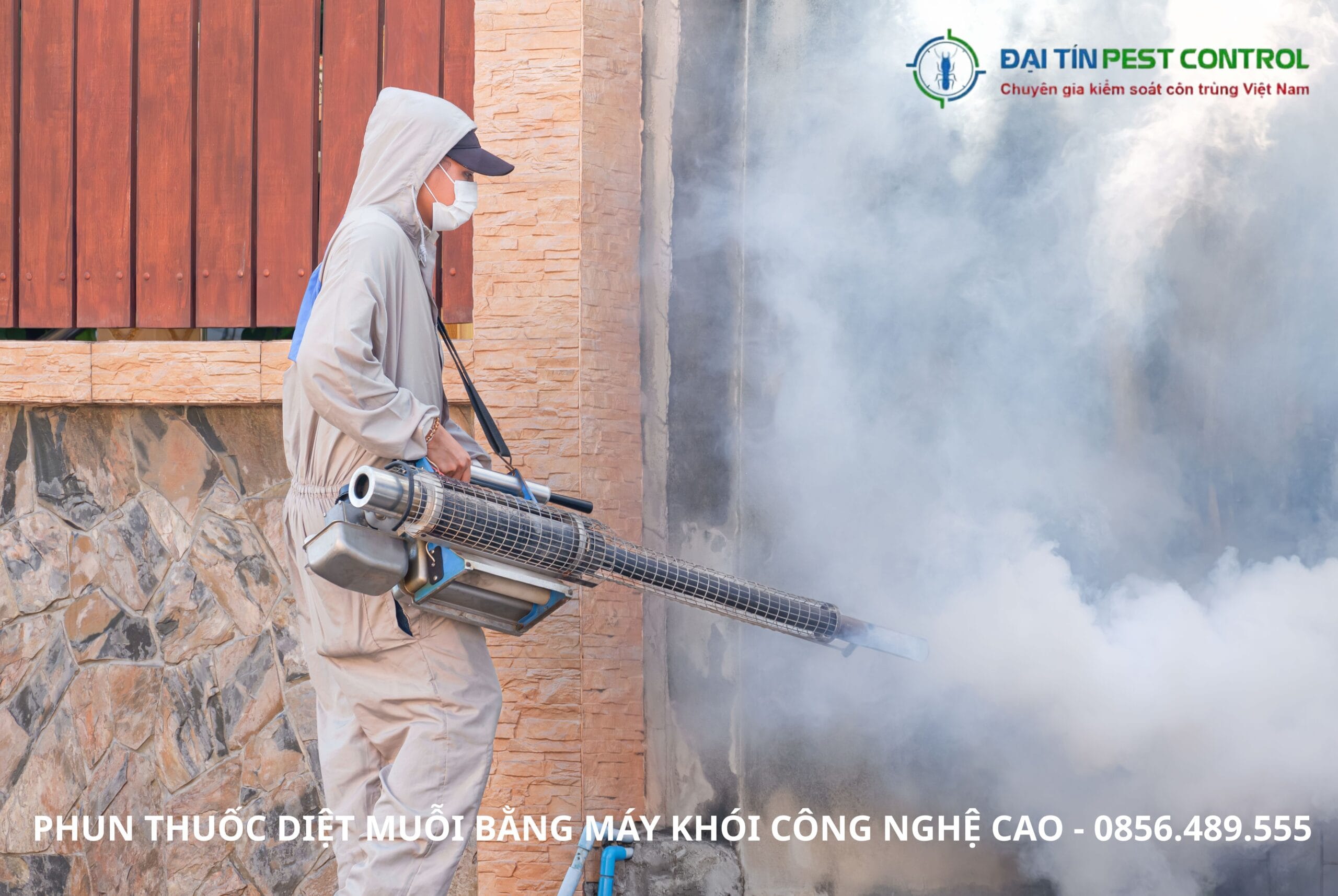 Nhân viên thực hiện dịch vụ phun thuốc diệt muỗi bằng máy khói
