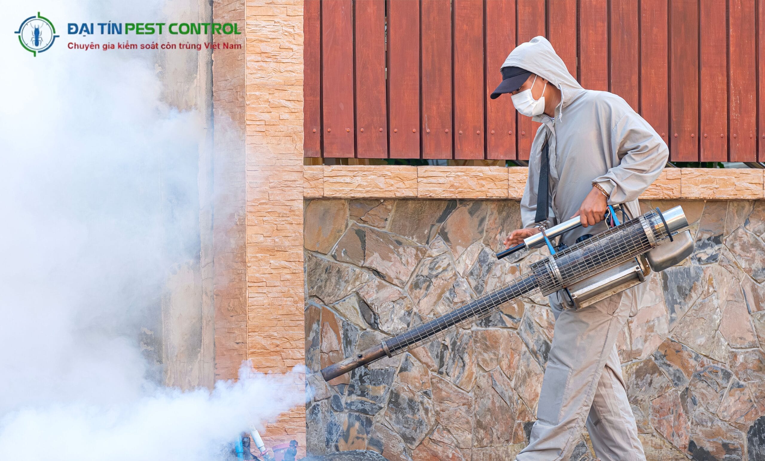 Phun thuốc diệt muỗi kiểm soát dịch bệnh