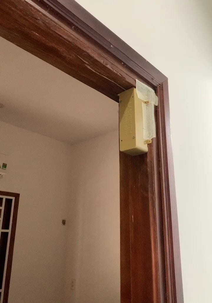 Hộp nhử mối được đặt để thu hút mối vào tổ